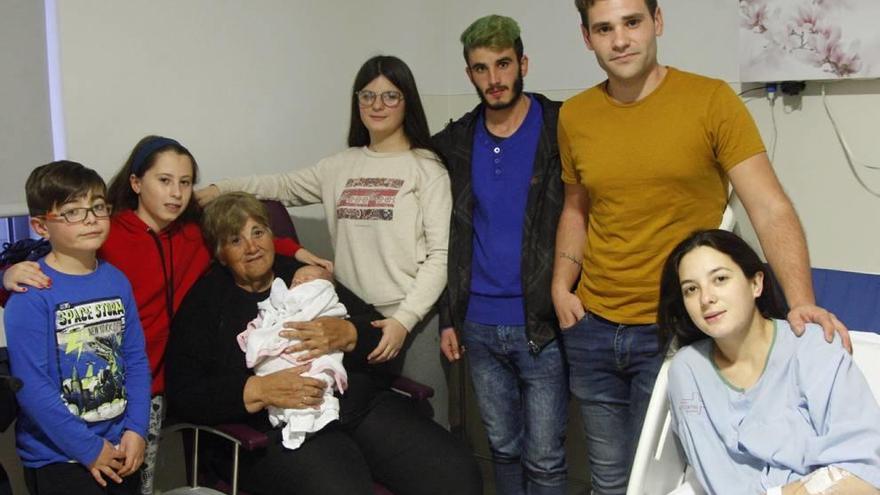 Javier López, que nació la noche del 24, junto a sus padres y familiares, entre ellos su bisabuela.