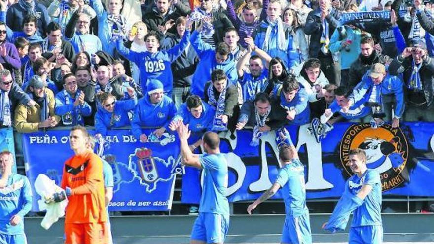 Jugadores azules saludan a seguidores del equipo en el partido con el Castilla.