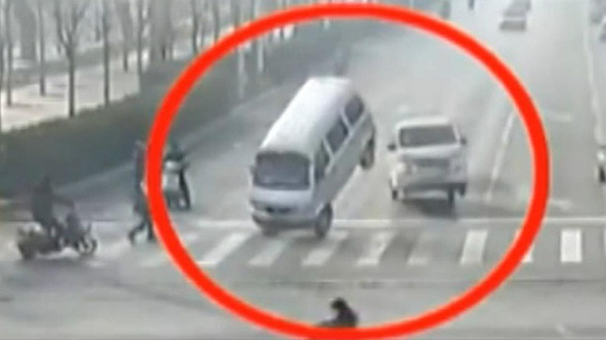 Las furgonetas parecen volar en este vídeo que se ha hecho viral en China.