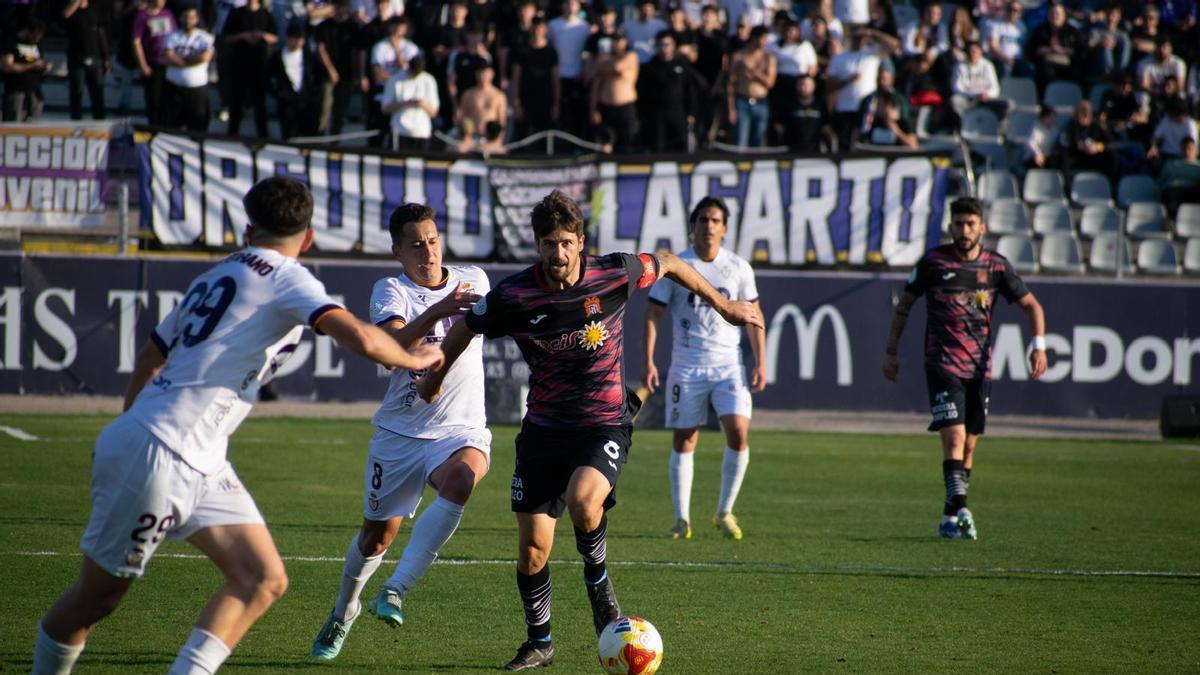 Mario Abenza avanza con el balón