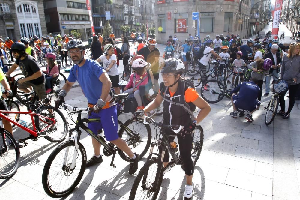Decenas de aficionados al pedal asistieron a la primera marcha Decabike por el centro de Vigo