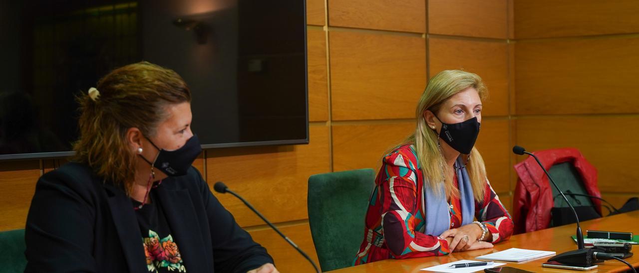 La alcaldesa Amparo Marco junto a la concejala de Empleo, Patricia Puerta, ayer, en la presentación del balance municipal.