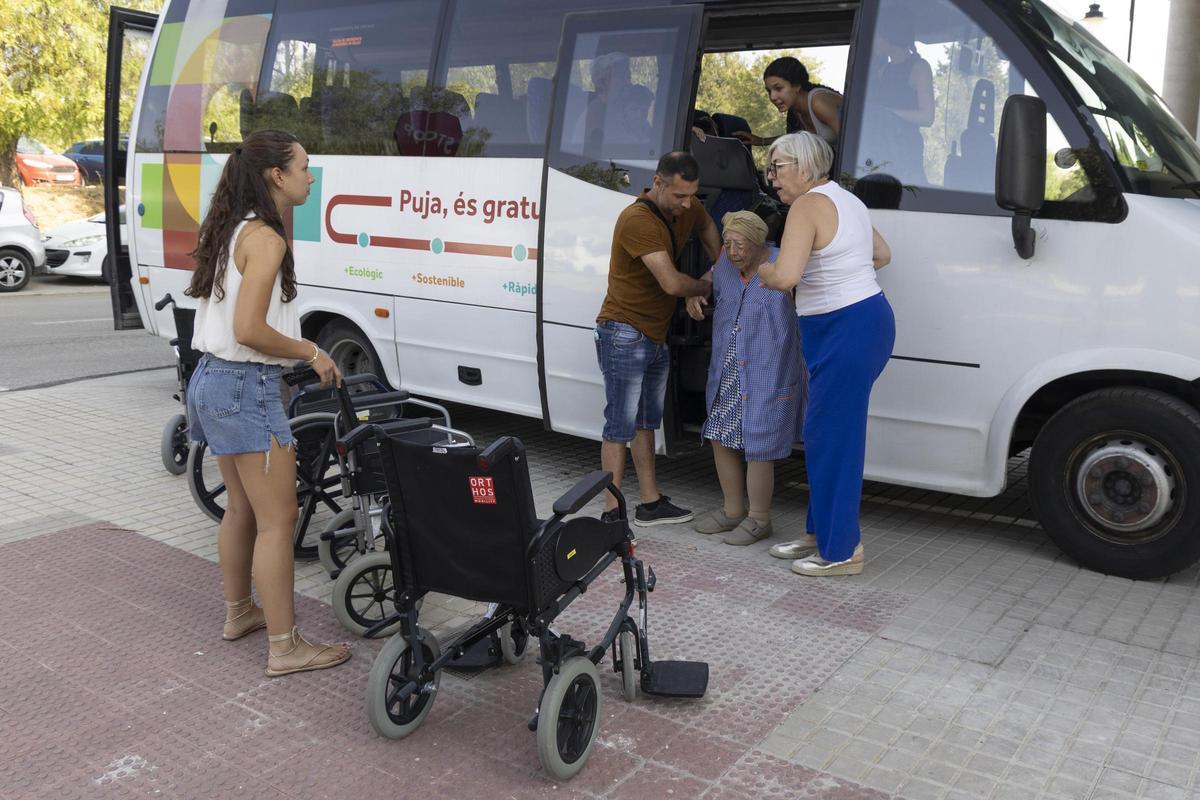 Así ha sido el traslado de los usuarios a la nueva residencia la  Beneficencia de Ontinyent