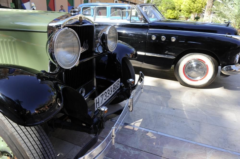 Lo coches antiguos conquistan  el Cuartel de Artillería