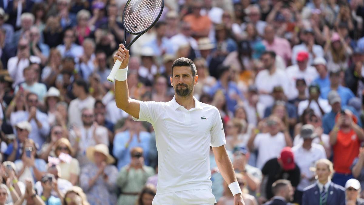 Novak Djokovic en el partido ante Jacob Fearnley en segunda ronda de Wimbledon