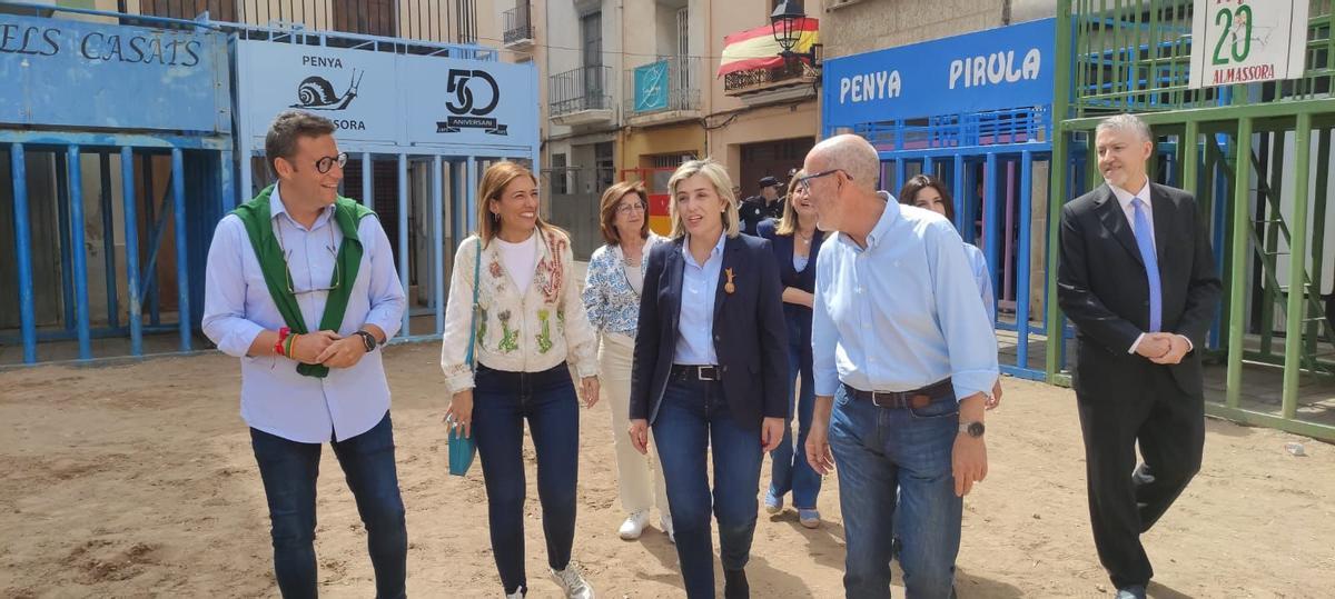 La consellera Elisa Núñez visita el recinto taurino de las fiestas patronales de Almassora.