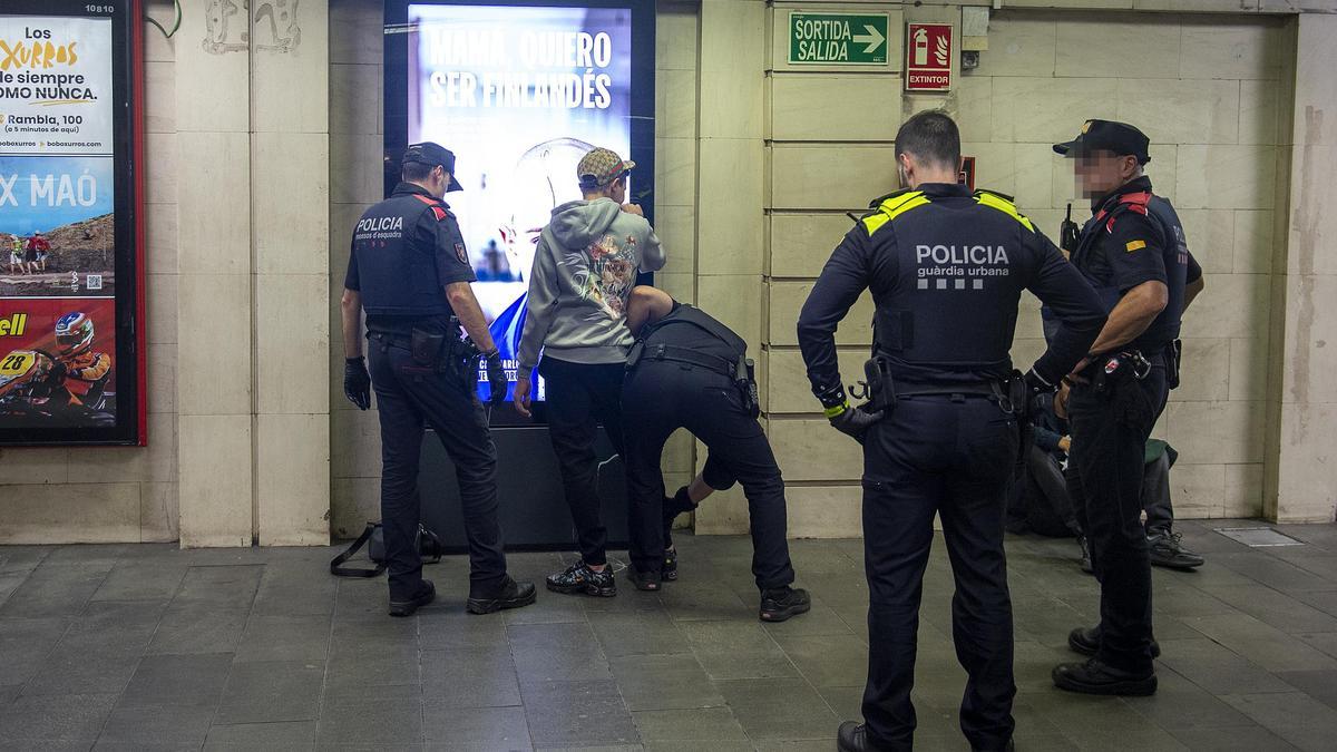Los agentes han realizado registros en el vestíbulo de la estación de Catalunya