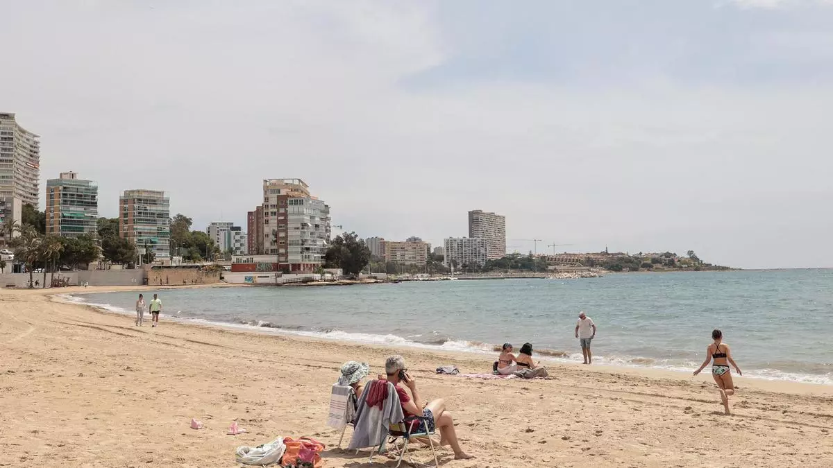 Sin boyas en las playas de Alicante: otro contrato que no llega a tiempo