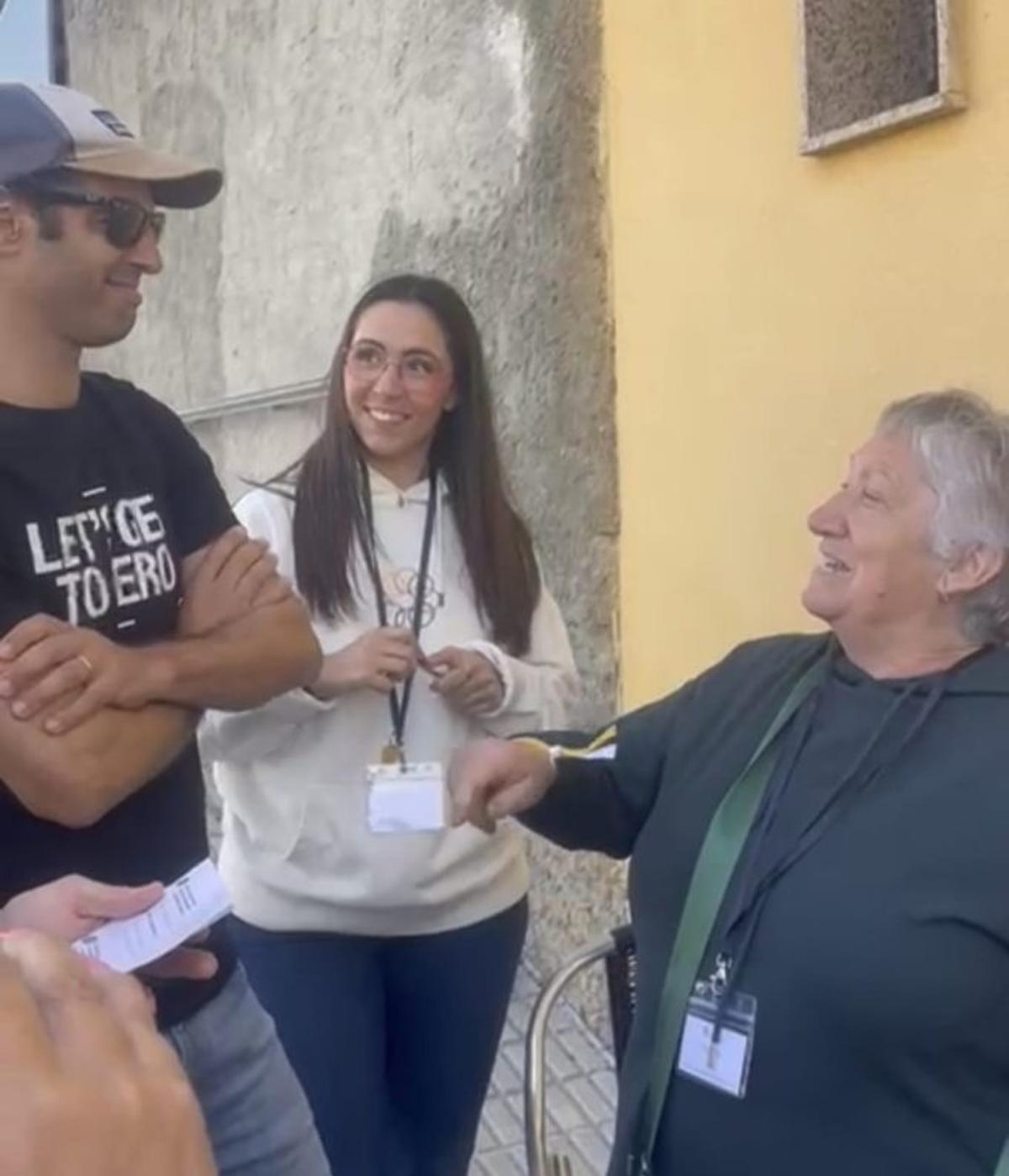 Pastora (dcha.) cuenta el déficit de transporte. | CEDIDA