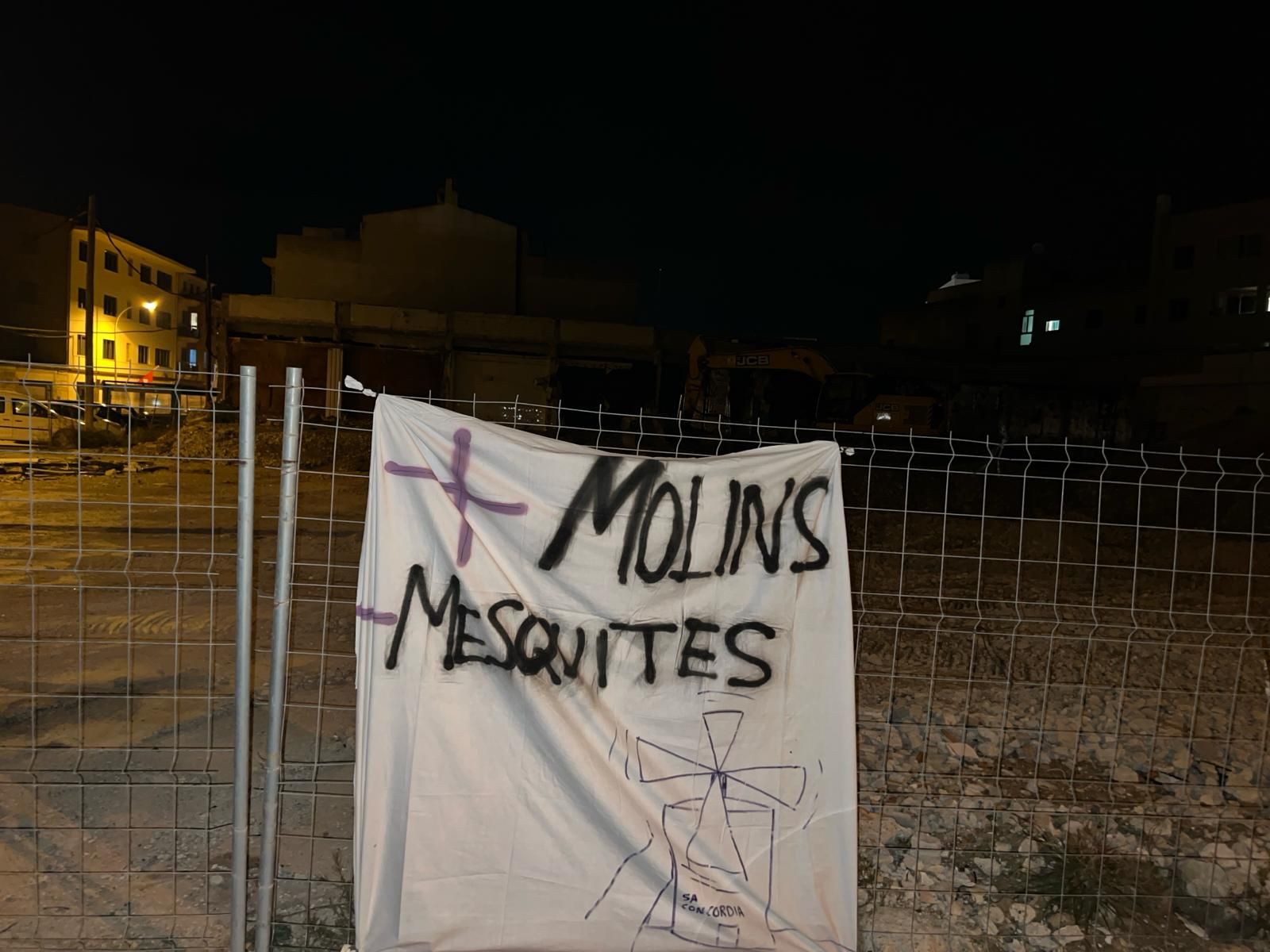 Fotos | Los lemas de las pancartas contra la mezquita de Manacor, en imágenes