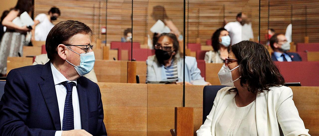 El presidente de la Generalitat, Ximo Puig, y la vicepresidenta, Mónica Oltra, ayer, durante la sesión de control en las Cortes.  | MANUEL BRUQUE / EFE