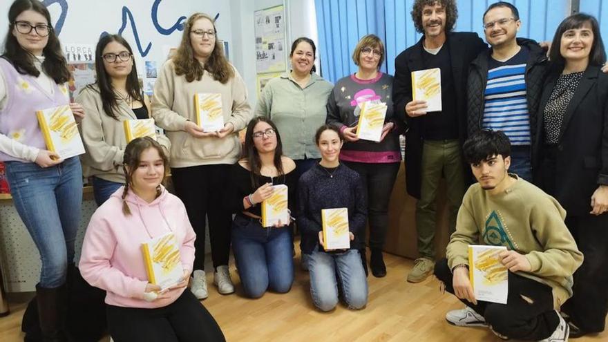 Iván Pérez, tercero por la derecha, de pie, con técnicos municipales y los alumnos premiados.