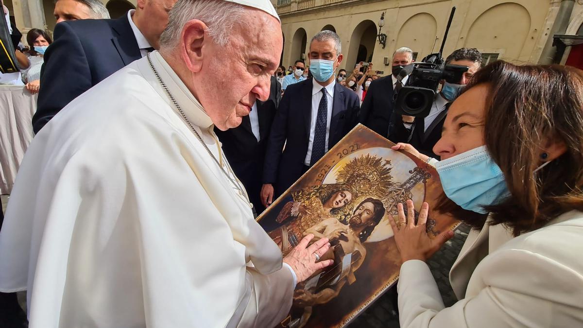 El Papa recibe el obsequio de manos de Paloma Saborido.
