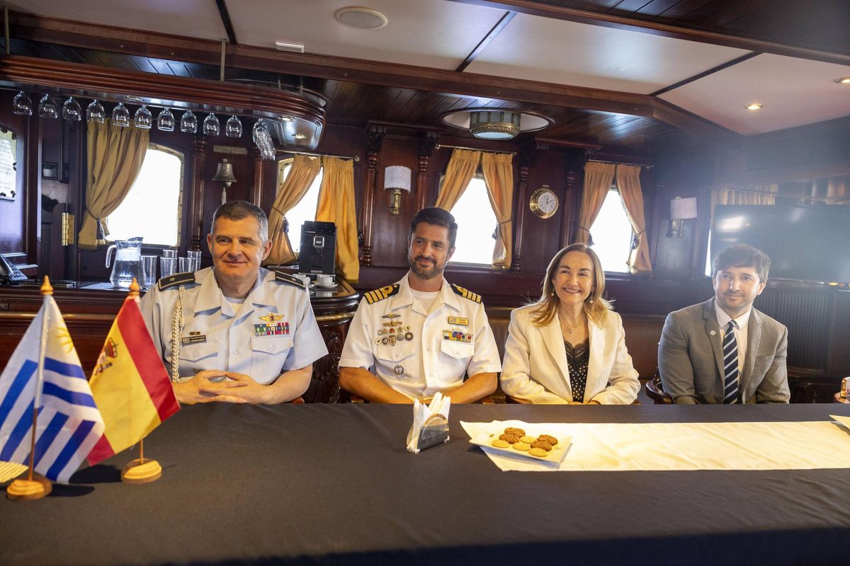 El comandante Debali, segundo por la izquierda, junto a los otros tres representantes de Uruguay