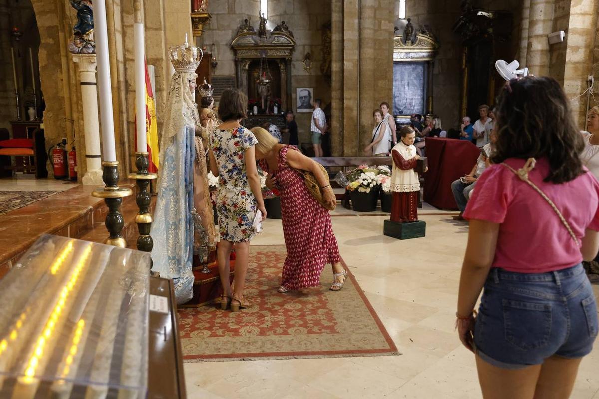 Cientos de fieles asisten al besamanos de la Virgen de los Remedios en la parroquia de San Lorenzo de Córdoba