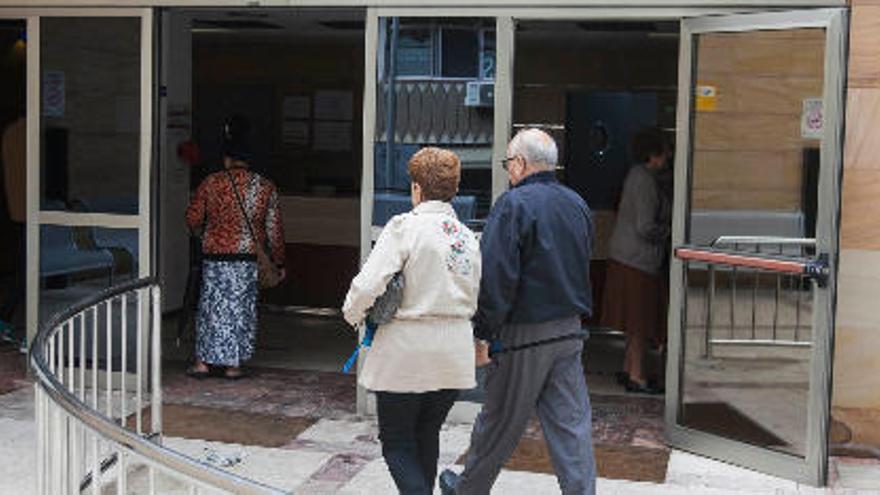 Dos personas acceden a un centro de salud en Tenerife.