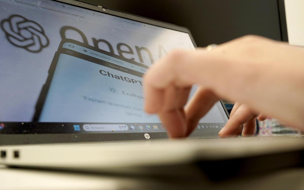 Una persona trabaja con el ordenador con la pantalla de ChatGPT.