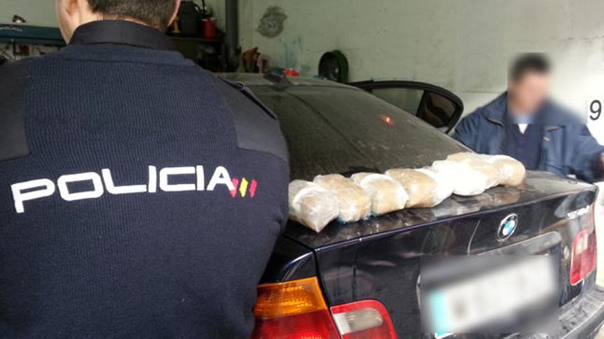 Dos detenidos con cinco kilos de hachís en la autovía de Alicante