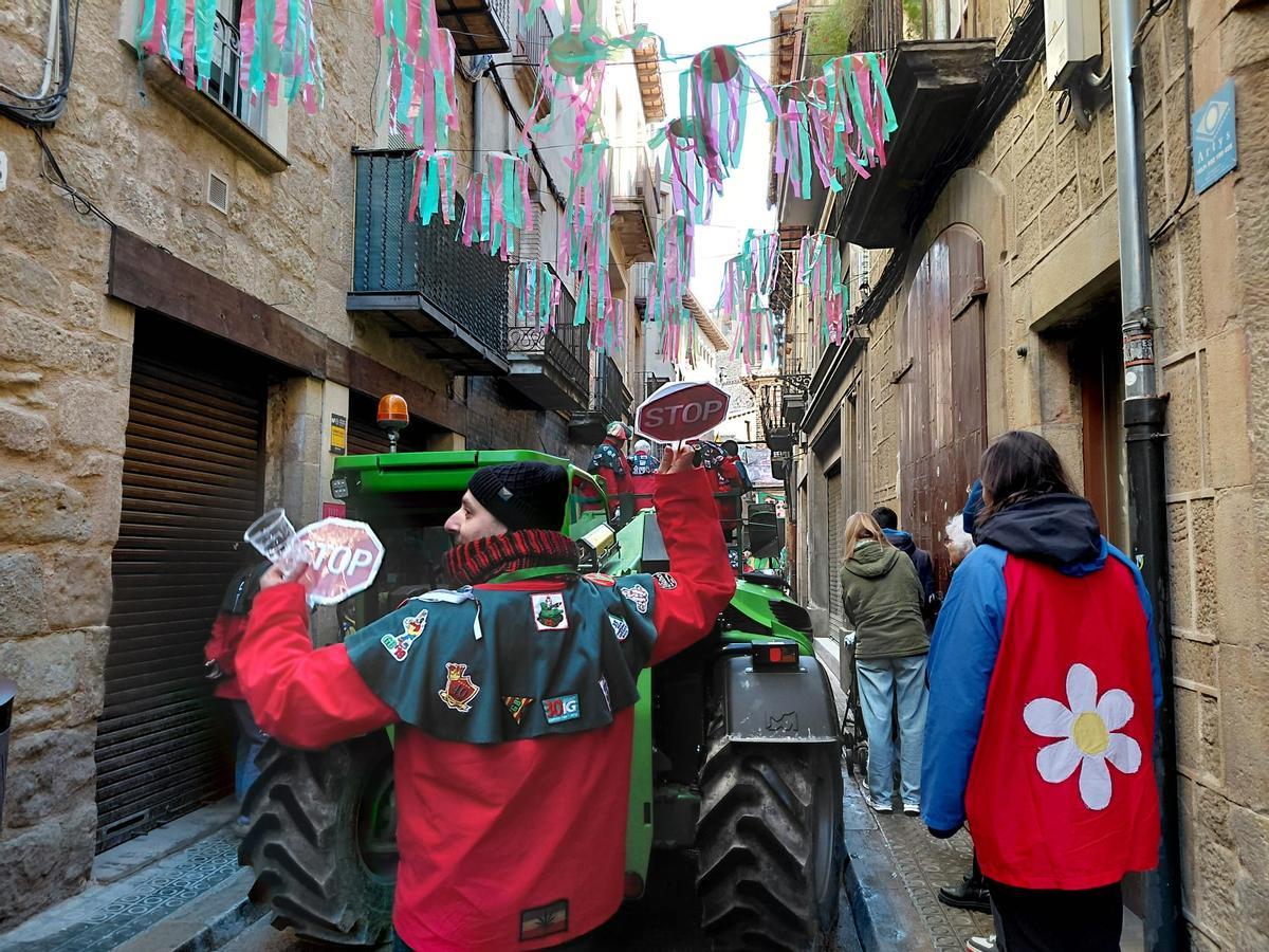 Solsona ja llueix de Carnaval amb les Enramades dels carrers