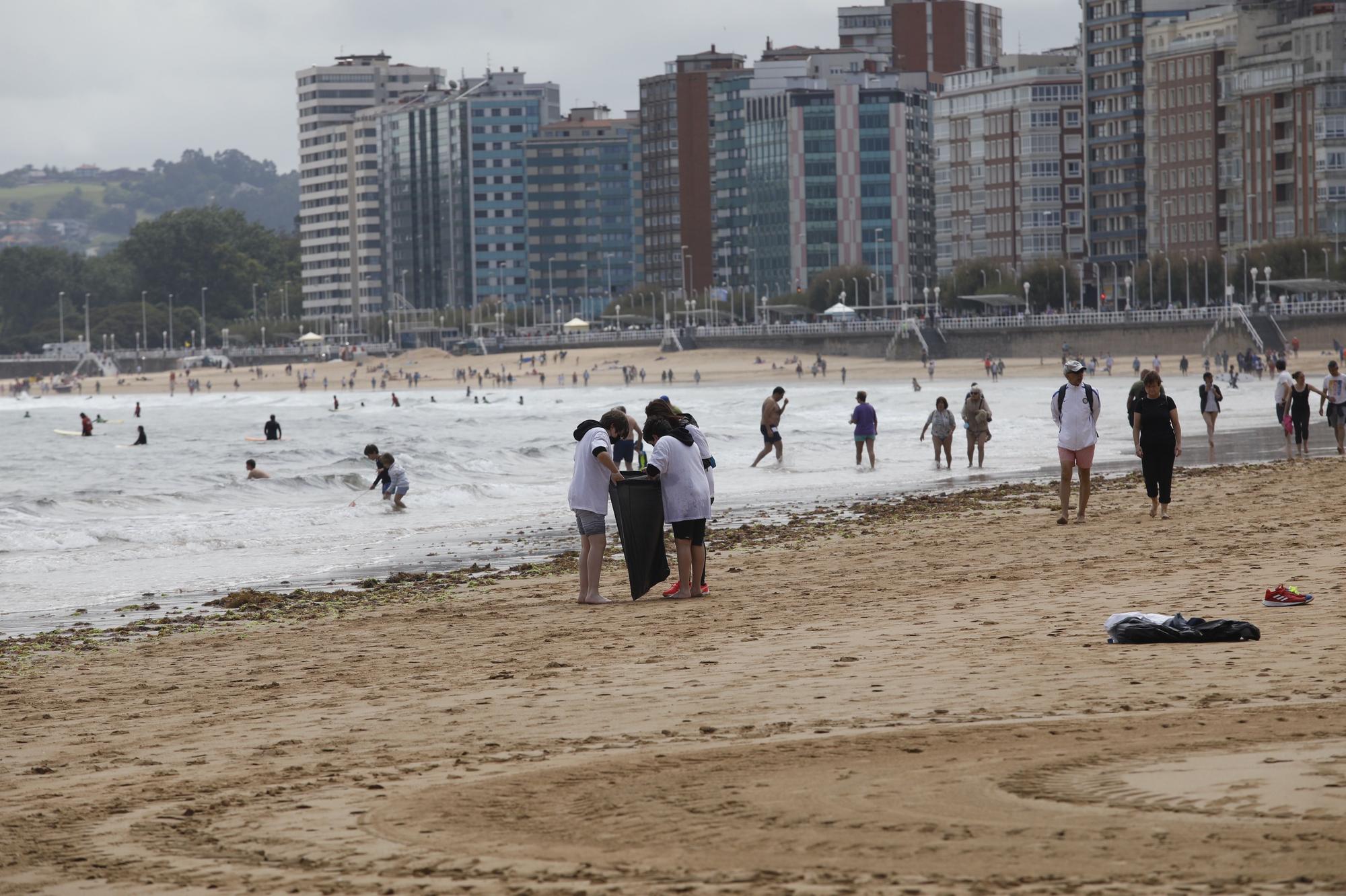 Recogida de plásticos en la playa de San Lorenzo