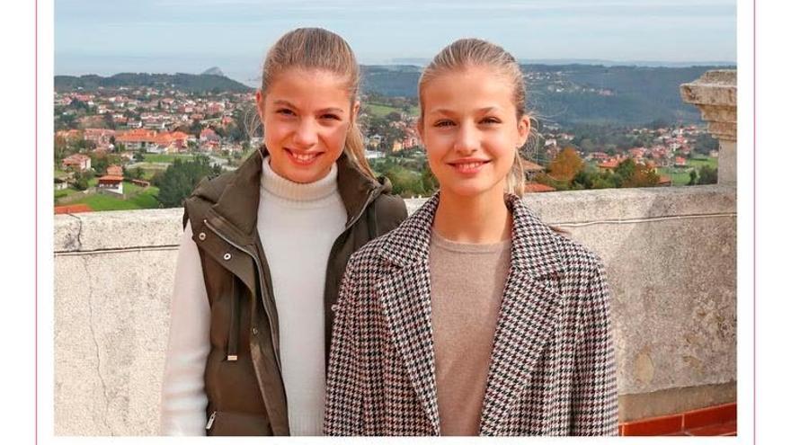 La Princesa Leonor, a la derecha, con su hermana Sofía en la postal navideña de la Casa Real