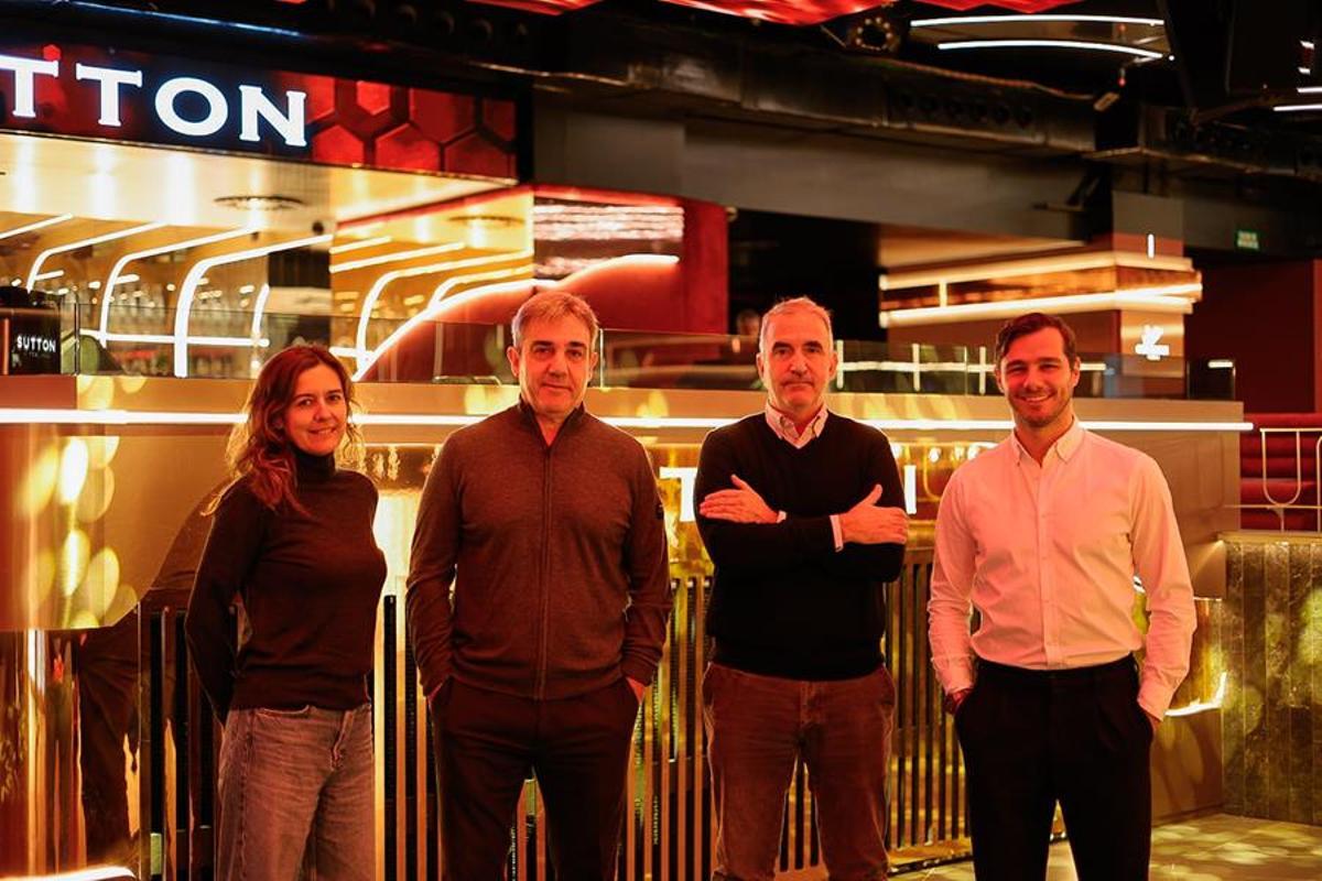 En la imagen, Marta Badia y Joaquín Frigola de ConstruNext, Toni Cano (propietario) y Robert Massanet, director de Sutton Club.