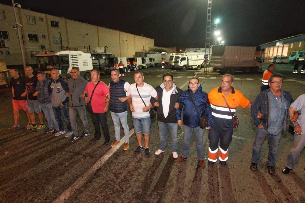 Empleados de UTE Alicante participan esta mañana en una nueva acción de protesta contra la concesionaria