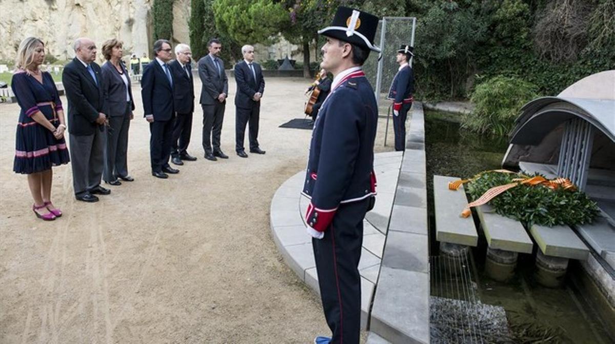 El president de la Generalitat, Artur Mas, amb el seu equip de Govern l’any passat en l’ofrena floral a Lluís Companys.