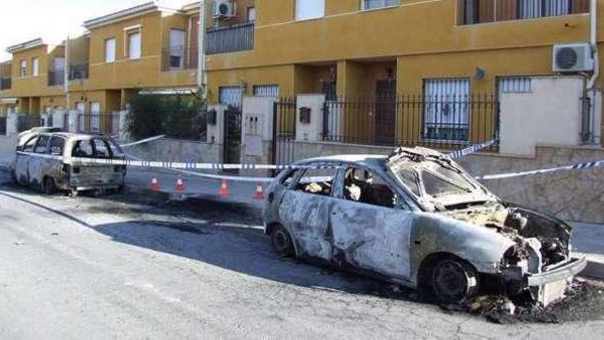 En primer término, el coche del agente.