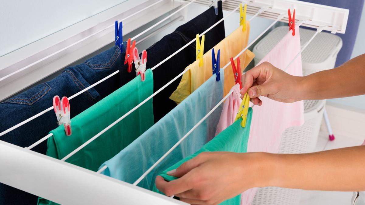 El truco para secar la ropa dentro de casa sin olor a húmedo.