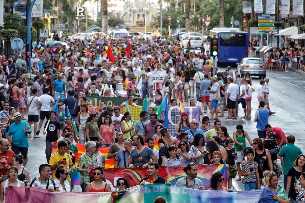 La marcha del Orgullo terminó en la plaza del Ayuntamiento con la lectura del manifiesto.