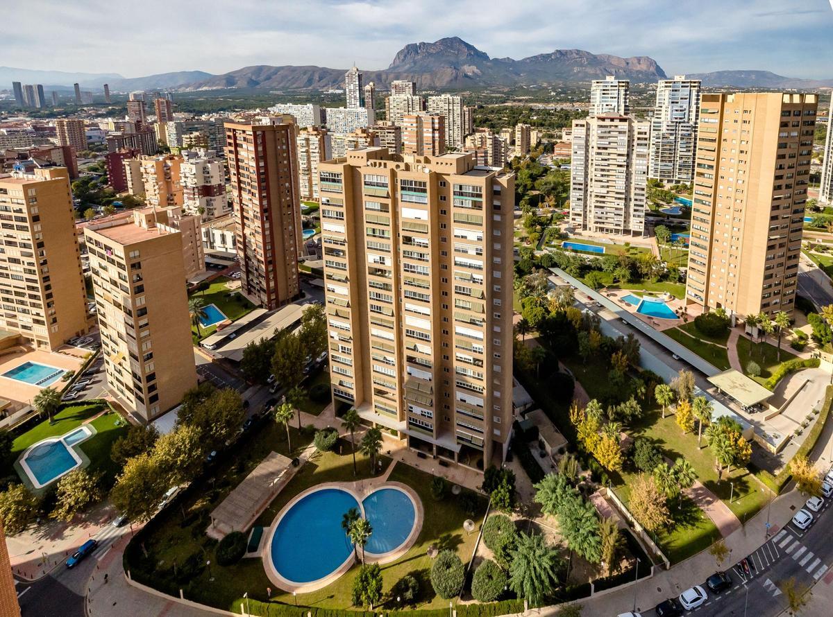 Edificios de viviendas con jardines en Benidorm.