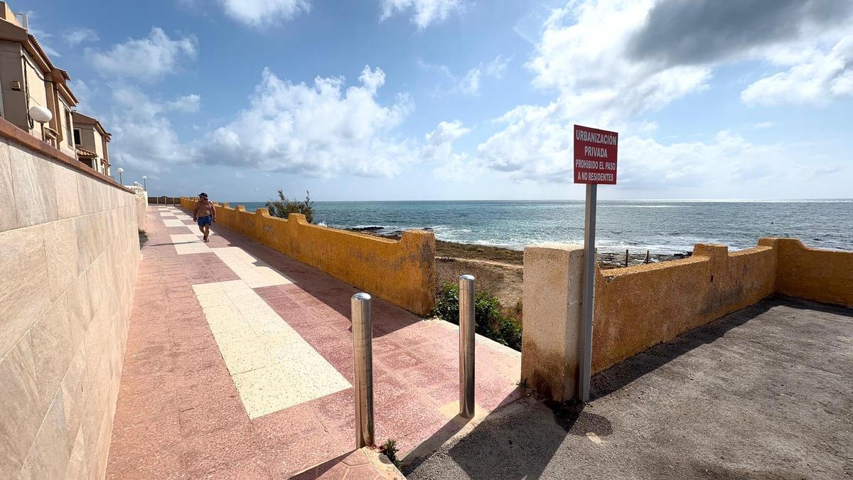 Señal en la confluencia de la calle Comunidad Valenciana con el Paseo Navarro