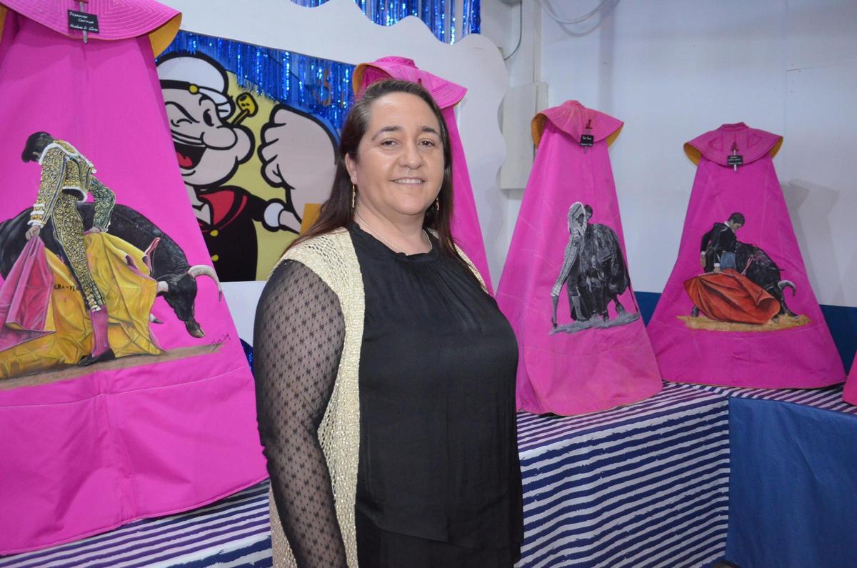 Mer Fidalgo junto a algunas de sus revoleras en la Peña Popeye.