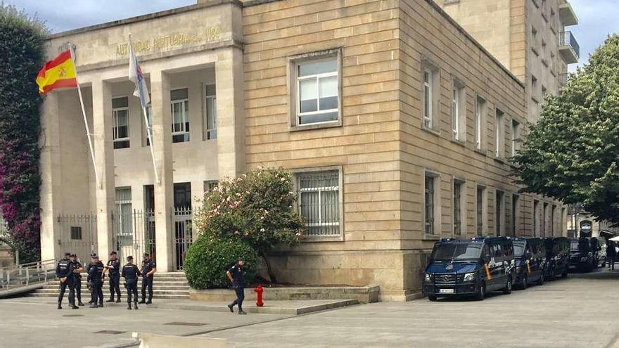 Agentes de la Policía Nacional custodiando la sede de la Autoridad Portuaria.