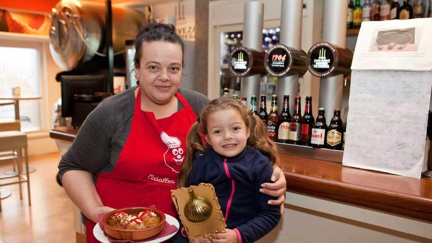 La cocinera Lorena Martínez, con su hija Adamaris, de la cafetería Cervantes.