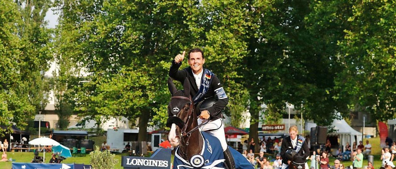 Sergio Álvarez Moya, con “Álamo”, ayer, dando la vuelta de honor tras su victoria en Berlín. | Longines Global Champions Tour | RICARDO SOLÍS