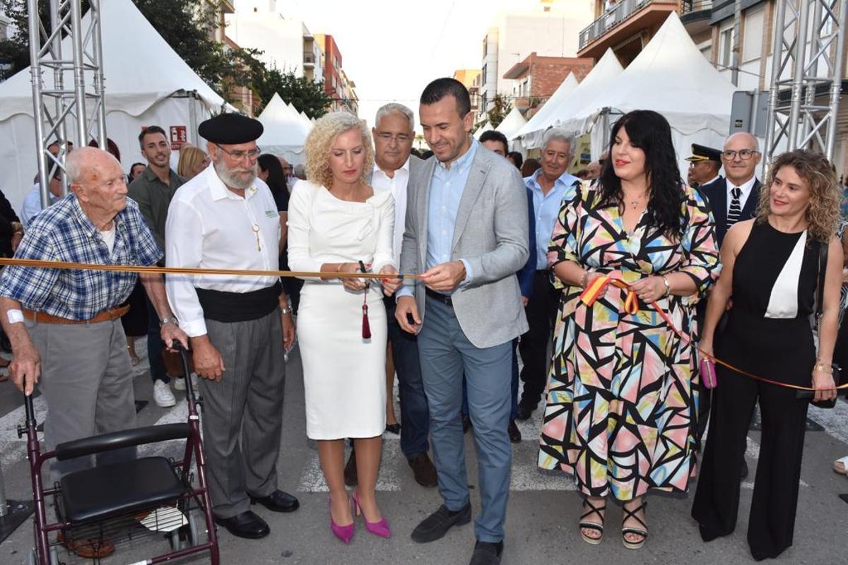 La alcaldesa de Meliana inauguró el recinto ferial junto al presidente de la Diputación, Vicent Mompó.