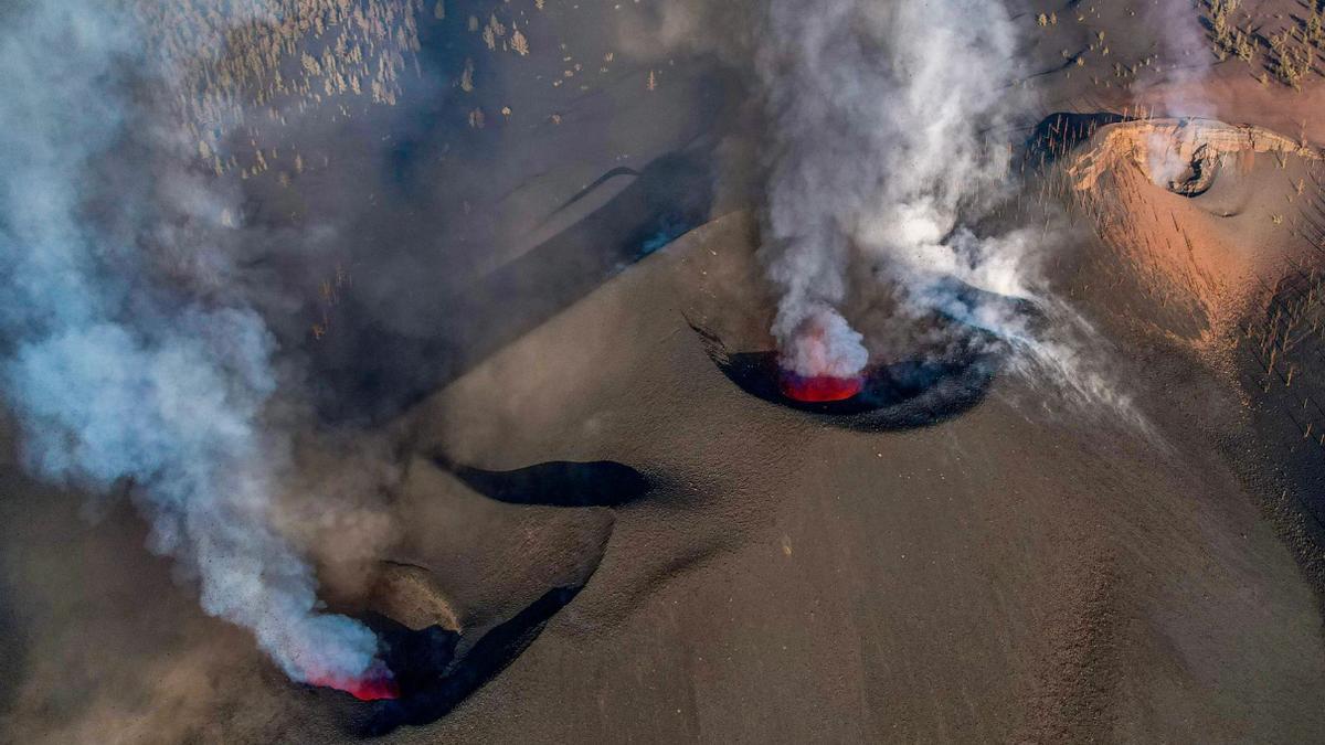 Dos terremotos de magnitud 4,5 sacuden La Palma mientras la lava está a escasos metros del mar