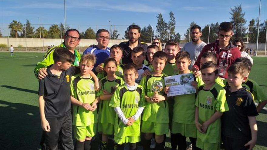 Racing Córdoba y Ribera reúnen a 400 niños en el 28-F