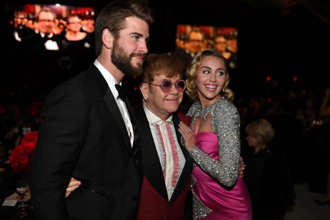 Liam Hemsworth con Elton John y Miley Cyrus en la fiesta de los Oscar 2018