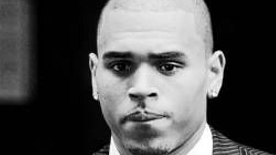 Chris Brown: CELEBRA SU PENA LEVE EN LA DISCO