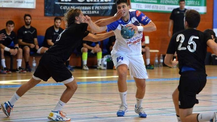 Pombo trata de atacar en el partido frente a Alcobendas. // G.S.