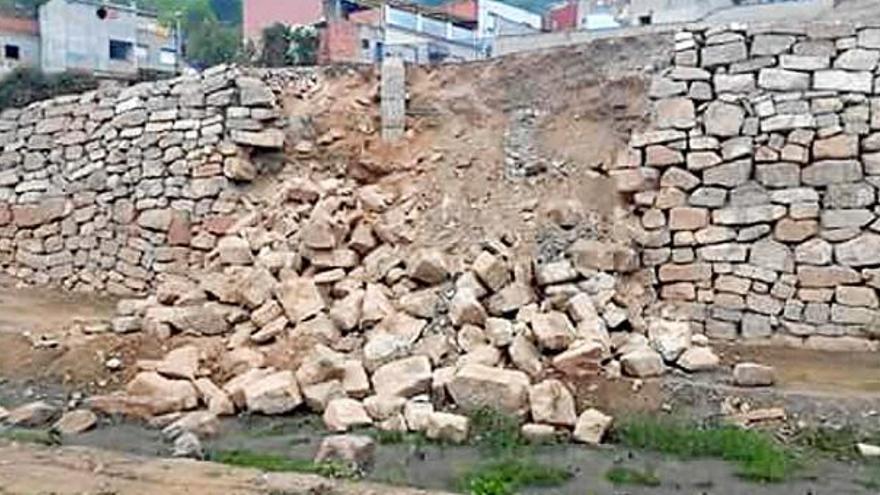 El mur en construcció que es va esfondrar fa una setmana a Montbui