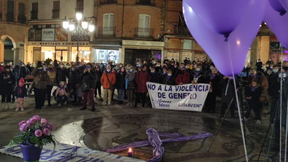 Un gran lazo violeta en homenaje a las víctimas presidió la Plaza Mayor de Benavente / E. P.