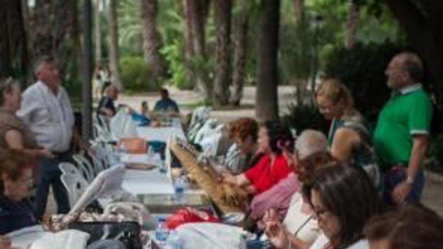 La cita con el campo contó ayer con numeroso público y actividades muy concurridas como el encuentro nacional de bolillos en el Parque Municipal.