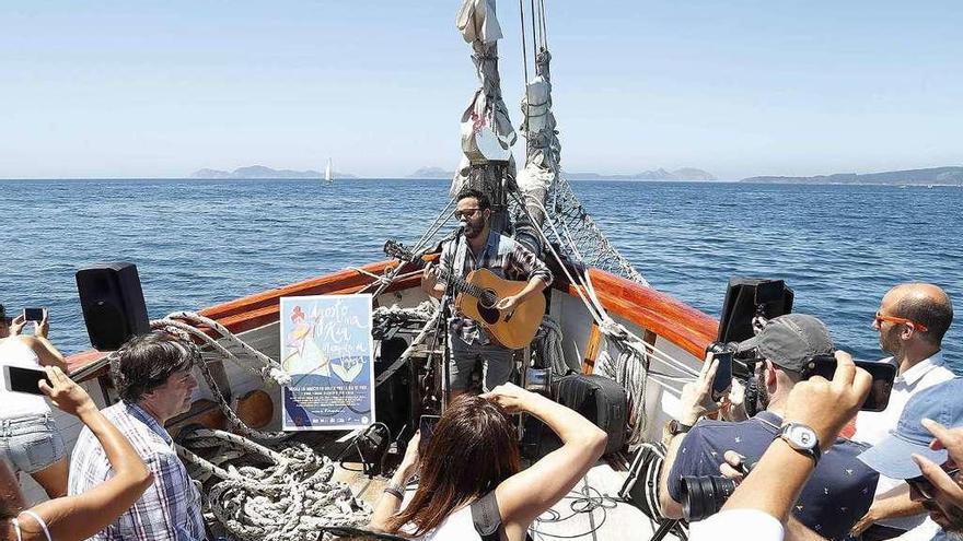 Una de las actuaciones musicales a bordo de una goleta por la ría de Vigo. // Fdv