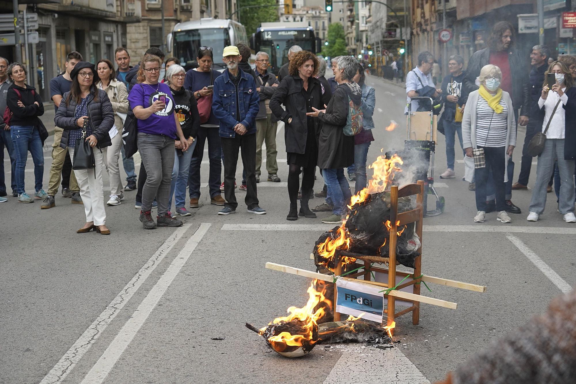 Cremen un ninot del rei a Girona
