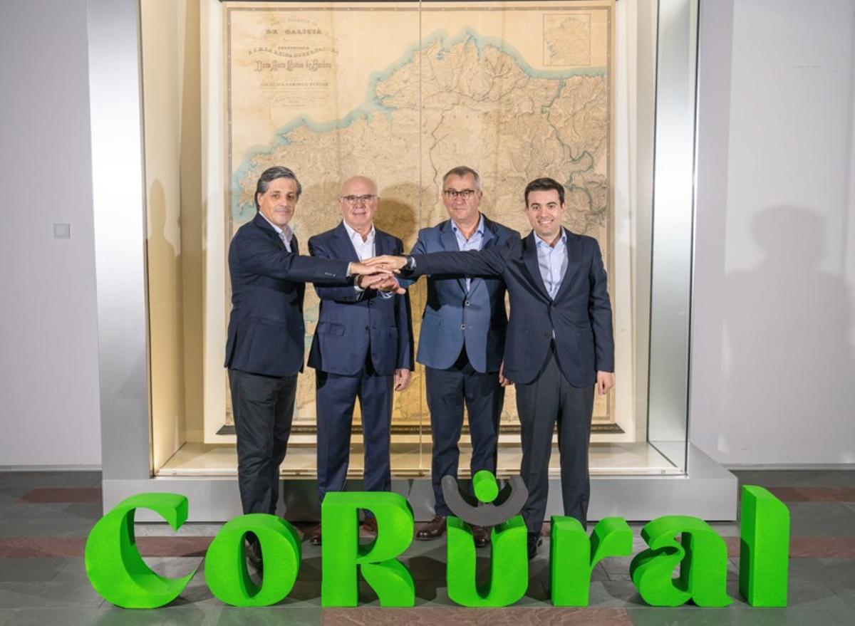 Los firmantes posan en la Ciudad de la Cultura delante del pionero Mapa de Fontán, el primero realizado con criterios científicos modernos en España, un emblema del progreso ilustrado y de la identidad de Galicia