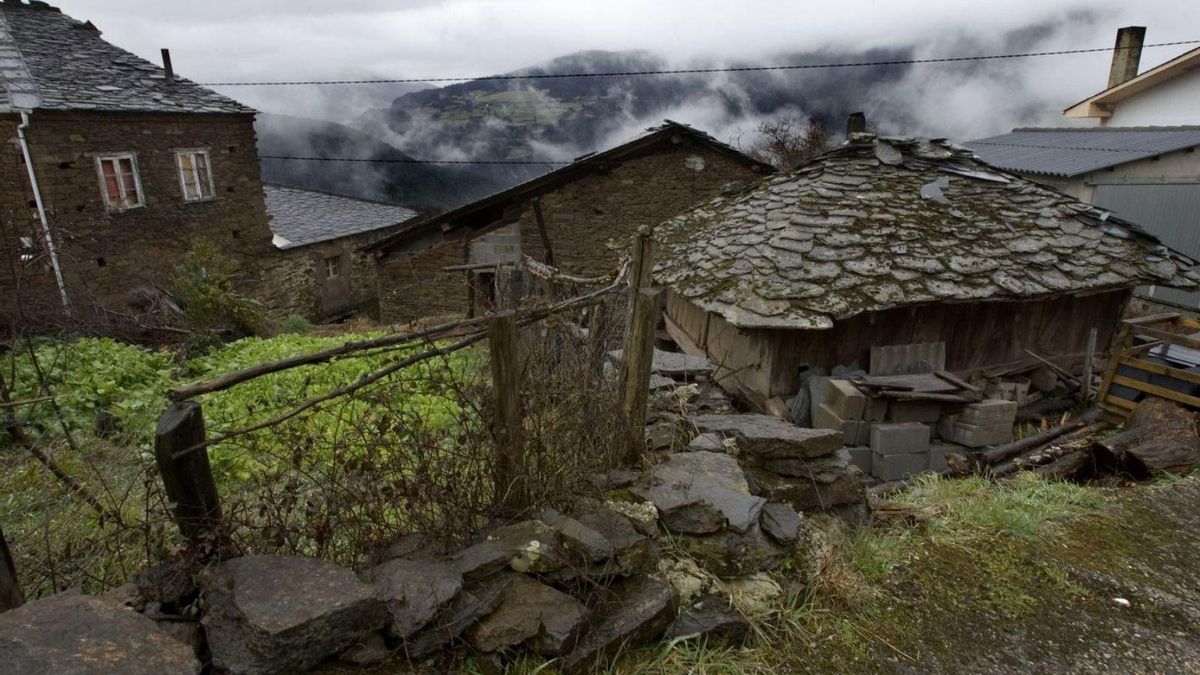 Construcciones tradicionales en Illano, en una imagen de archivo; abajo, vista del concejo.